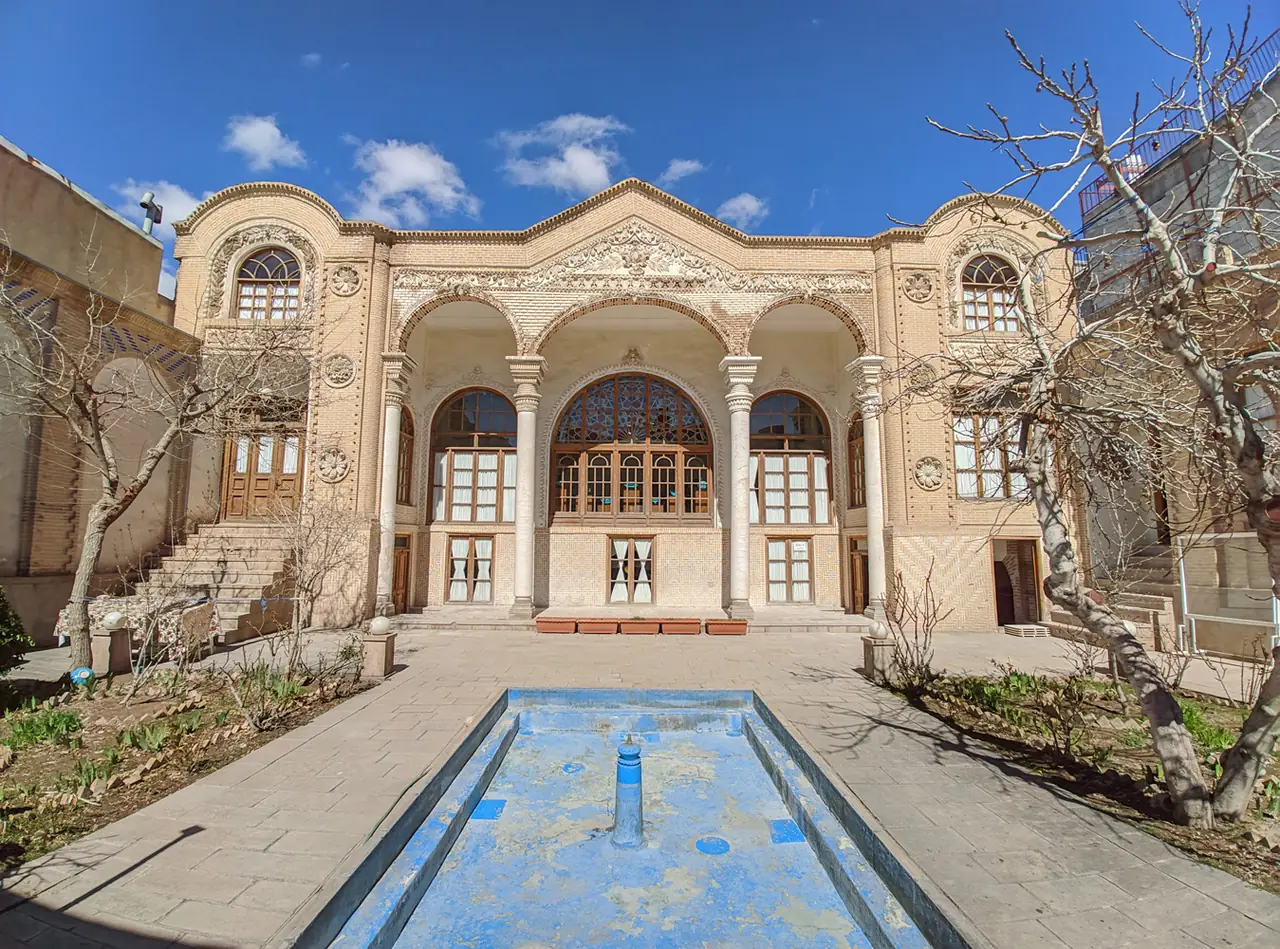 حیاط خانه علوی