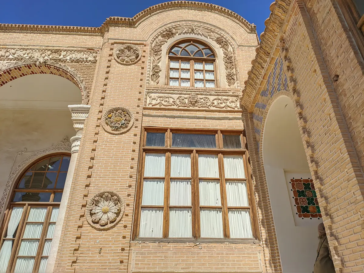 نمای آجری خانه علوی